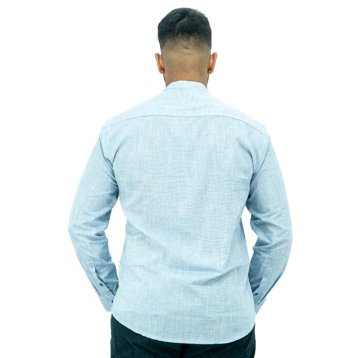 Bata masculina manga longa 100% algodão estilo linho, na cor azul. Foto de modelo vestindo a peça social e casual da marca Absinto Men.