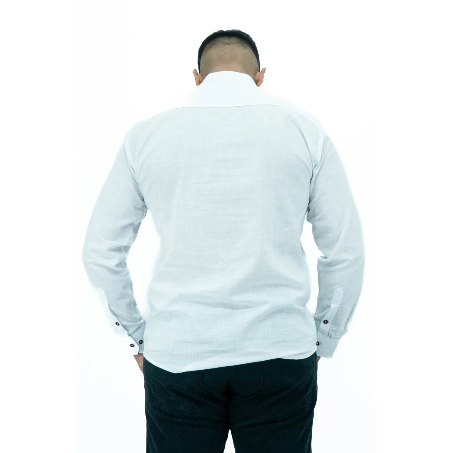 Bata masculina manga longa 100% algodão estilo linho, na cor branca. Foto de modelo vestindo a peça social e casual da marca Absinto Men.