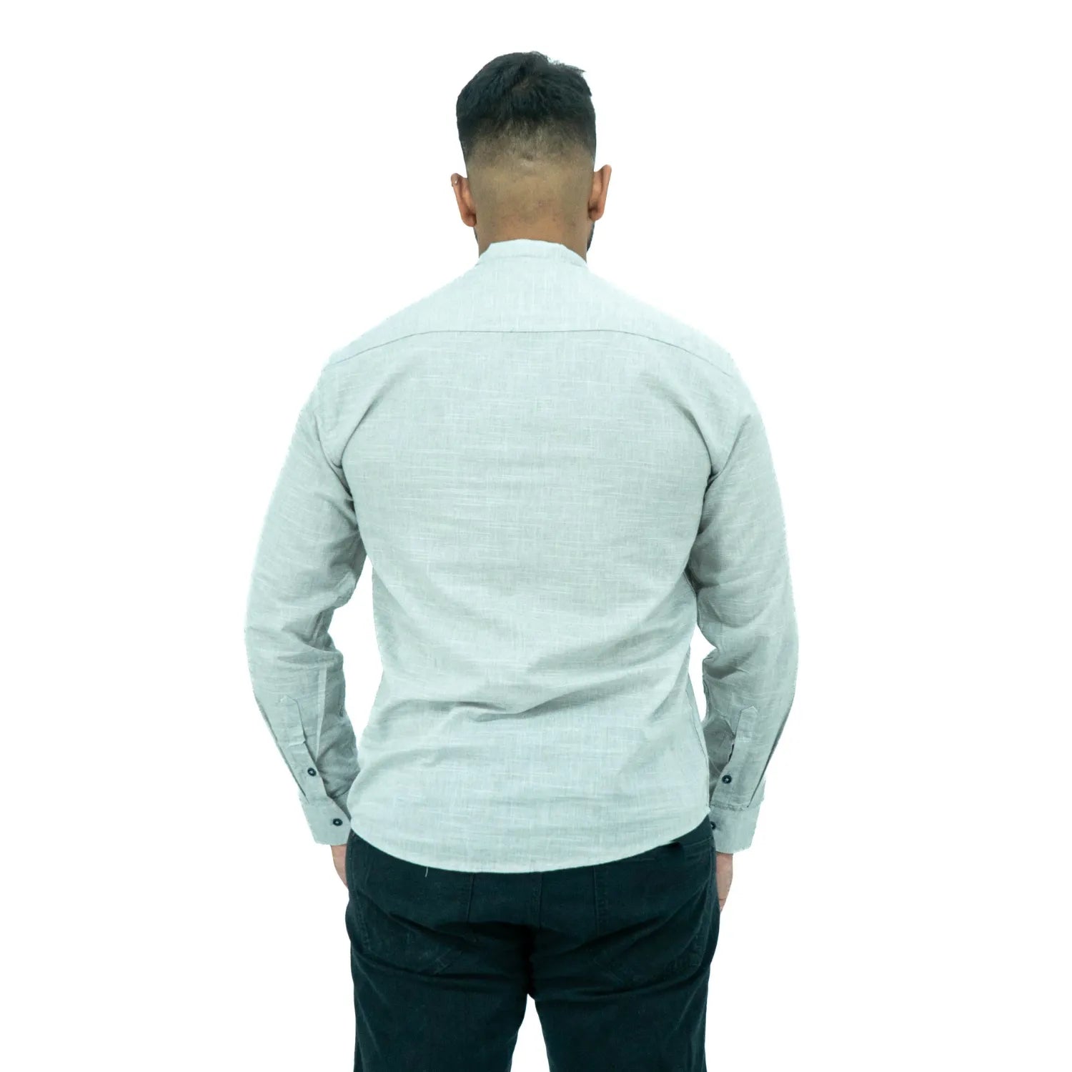 Bata masculina manga longa 100% algodão estilo linho, na cor cinza claro. Foto de modelo vestindo a peça social e casual da marca Absinto Men.