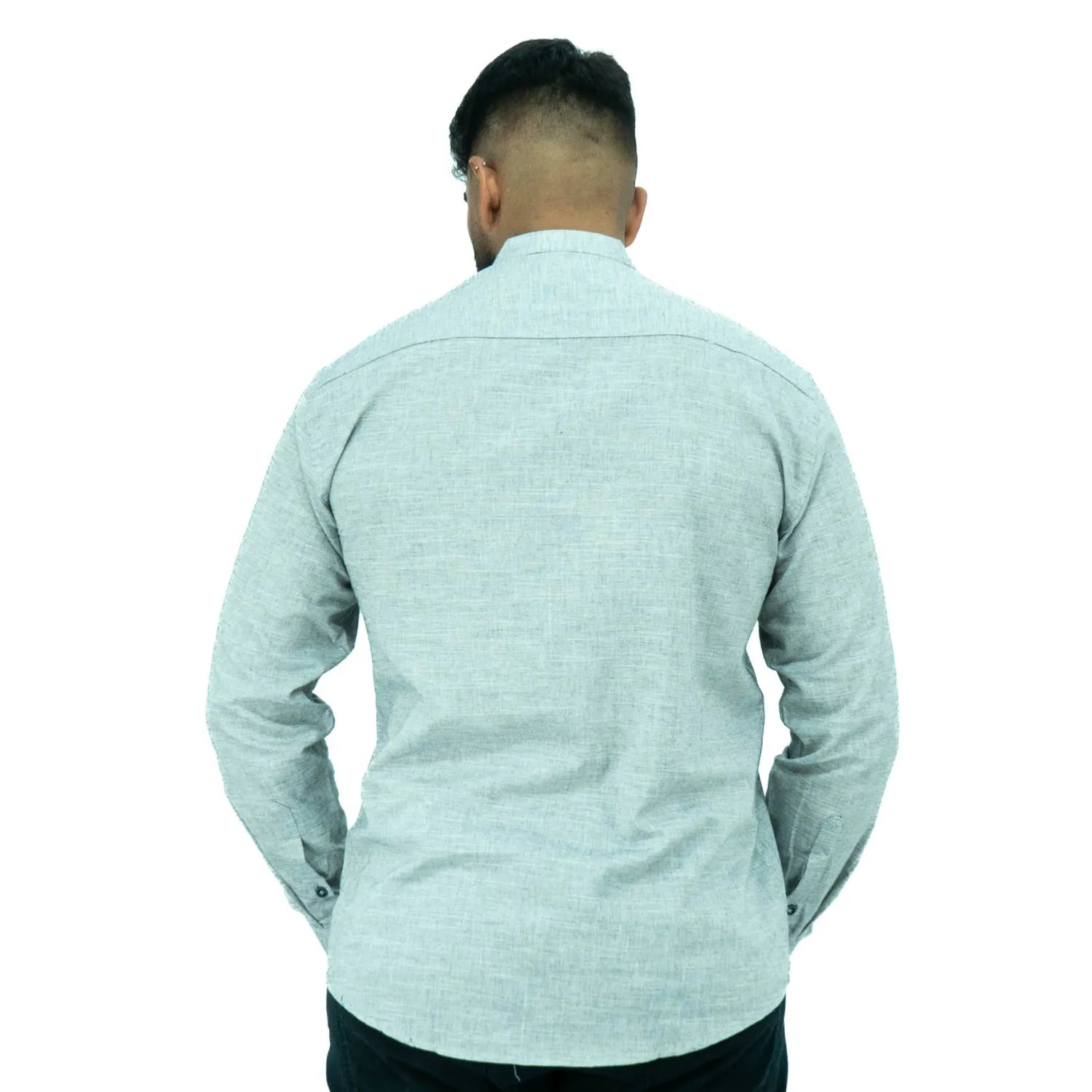 Bata masculina manga longa 100% algodão estilo linho, na cor cinza. Foto de modelo vestindo a peça social e casual da marca Absinto Men.