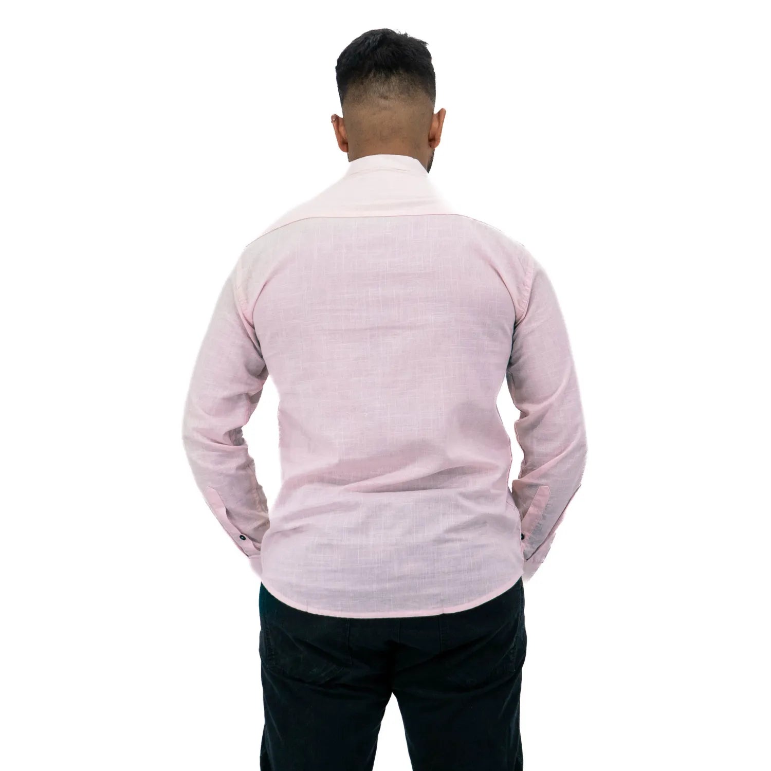 Bata masculina manga longa 100% algodão estilo linho, na cor rosa. Foto de modelo vestindo a peça social e casual da marca Absinto Men.
