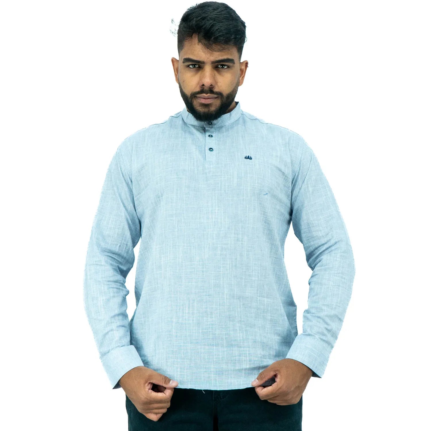 Bata masculina manga longa 100% algodão estilo linho, na cor azul. Foto de modelo vestindo a peça social e casual da marca Absinto Men.