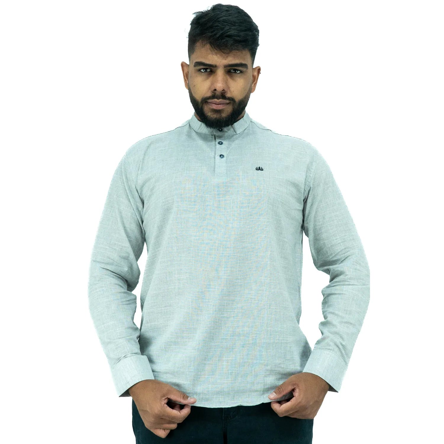 Bata masculina manga longa 100% algodão estilo linho, na cor cinza claro. Foto de modelo vestindo a peça social e casual da marca Absinto Men.