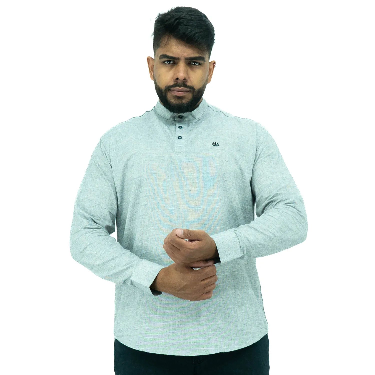 Bata masculina manga longa 100% algodão estilo linho, na cor cinza. Foto de modelo vestindo a peça social e casual da marca Absinto Men.