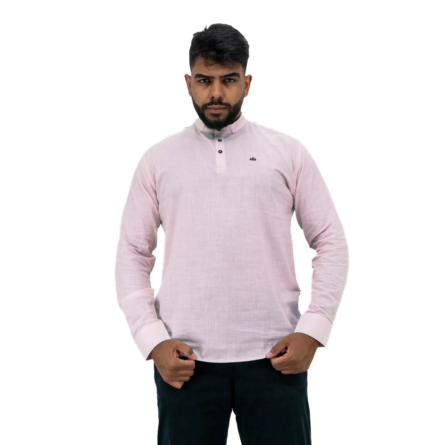 Bata masculina manga longa 100% algodão estilo linho, na cor rosa. Foto de modelo vestindo a peça social e casual da marca Absinto Men.