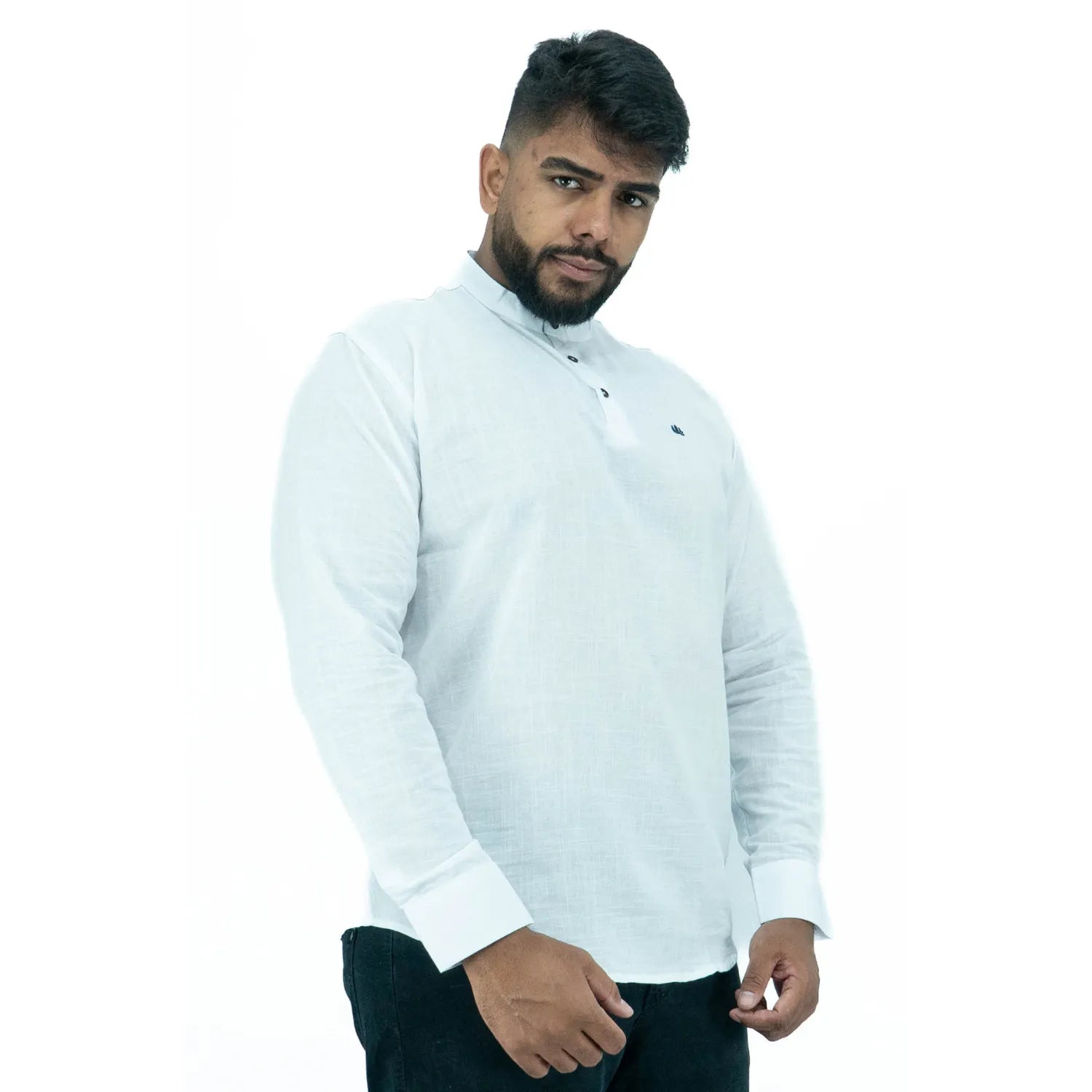 Bata masculina manga longa 100% algodão estilo linho, na cor branca. Foto de modelo vestindo a peça social e casual da marca Absinto Men.