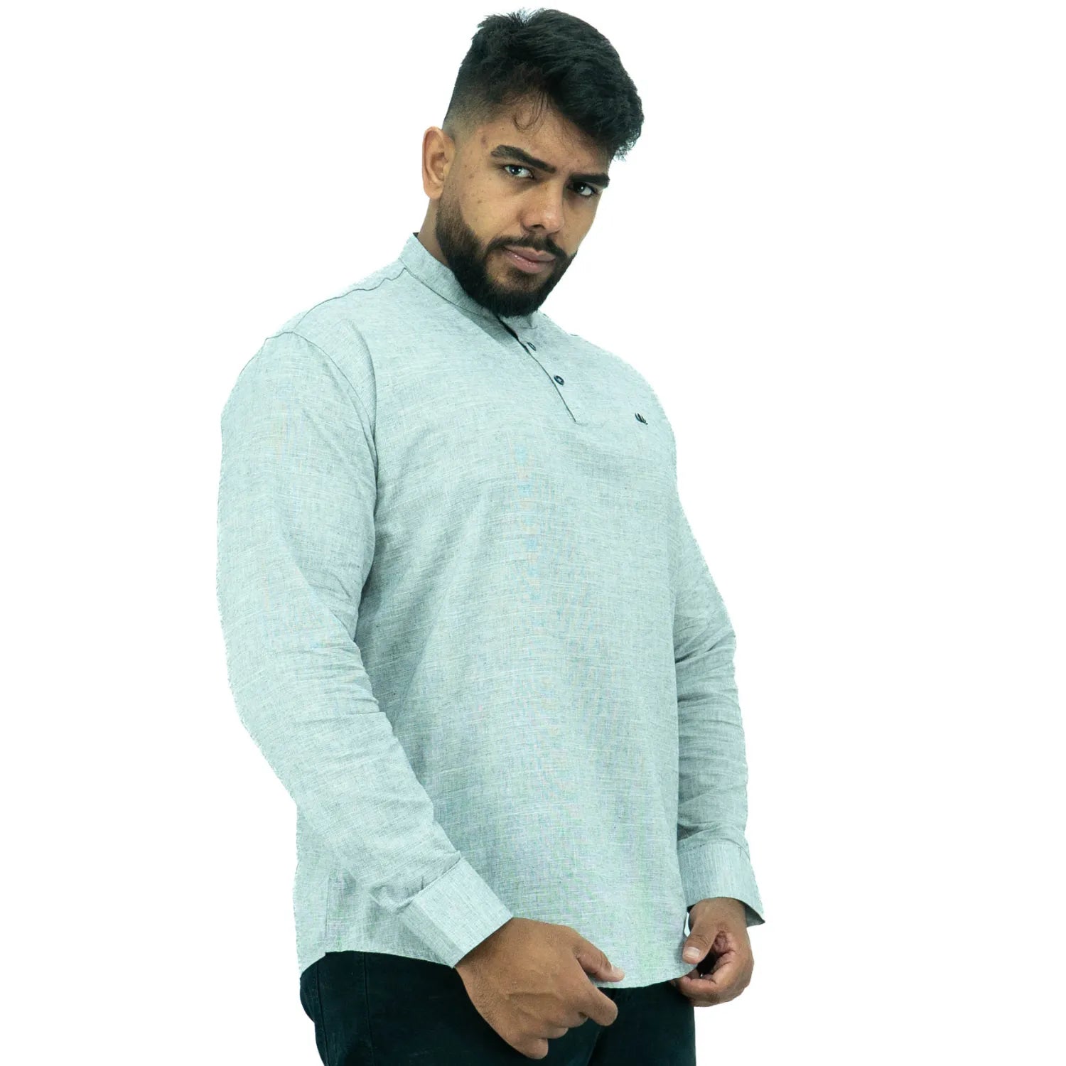 Bata masculina manga longa 100% algodão estilo linho, na cor cinza. Foto de modelo vestindo a peça social e casual da marca Absinto Men.