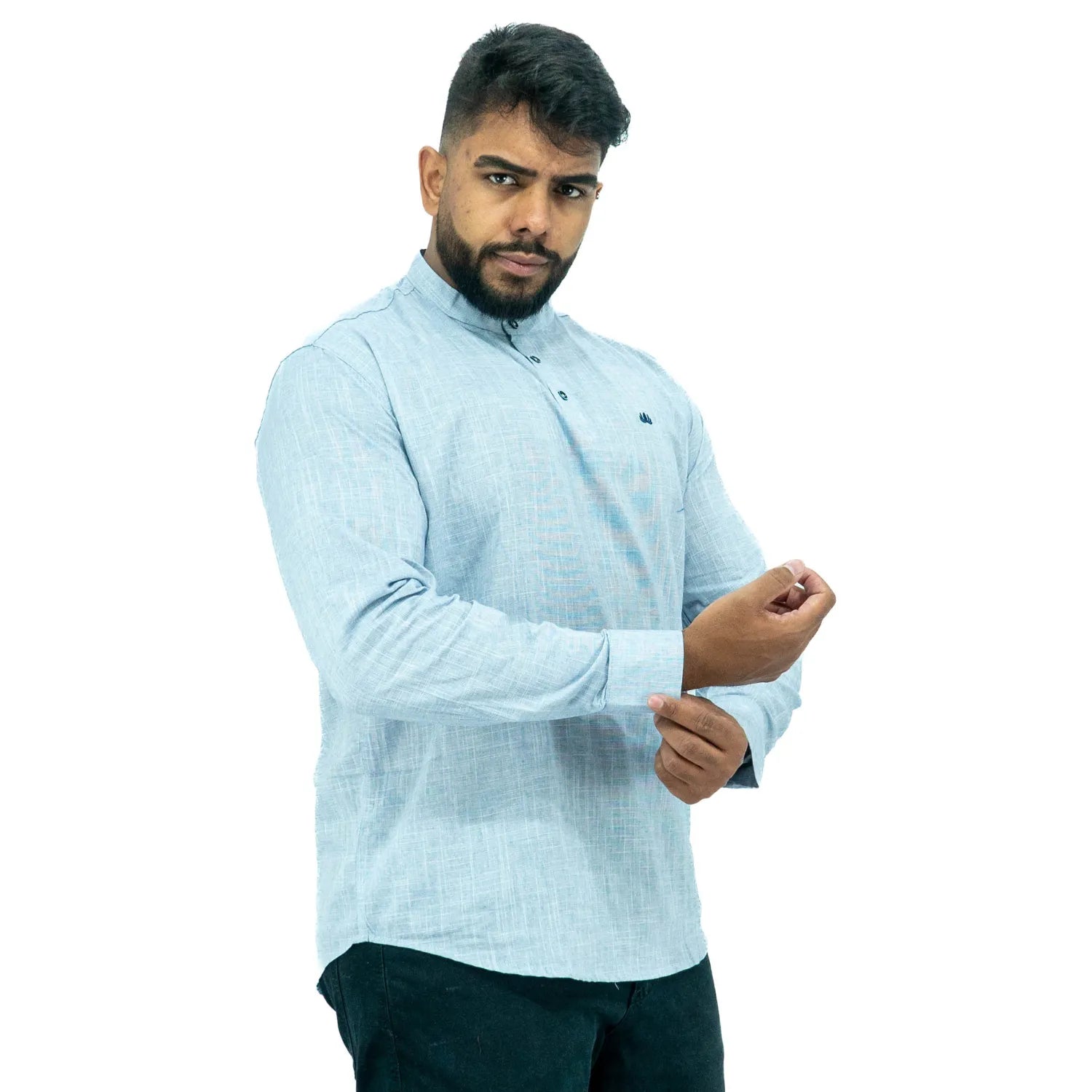 Bata masculina manga longa 100% algodão estilo linho, na cor azul. Foto de modelo vestindo a peça social e casual da marca Absinto Men.