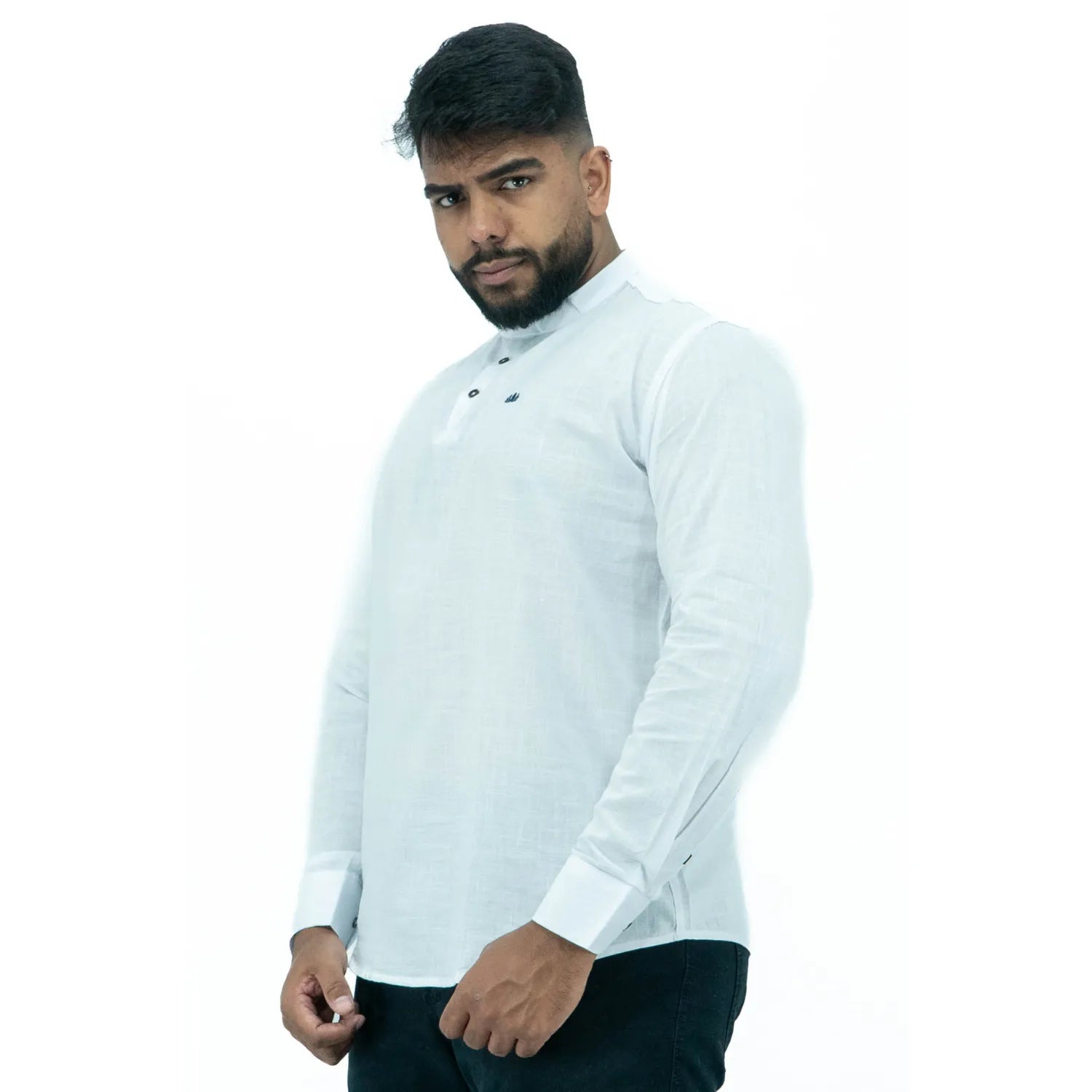 Bata masculina manga longa 100% algodão estilo linho, na cor branca. Foto de modelo vestindo a peça social e casual da marca Absinto Men.
