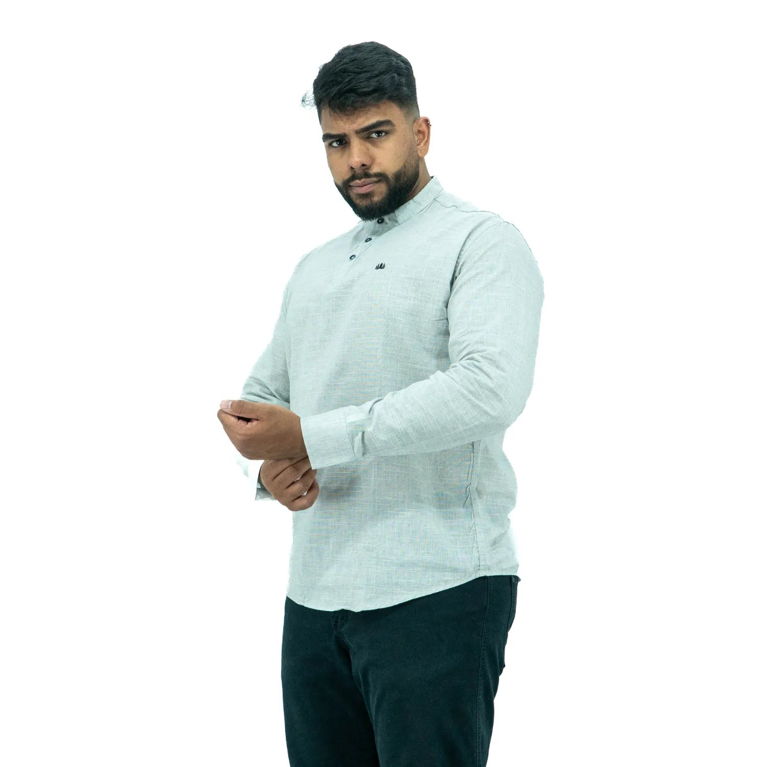 Bata masculina manga longa 100% algodão estilo linho, na cor cinza claro. Foto de modelo vestindo a peça social e casual da marca Absinto Men.