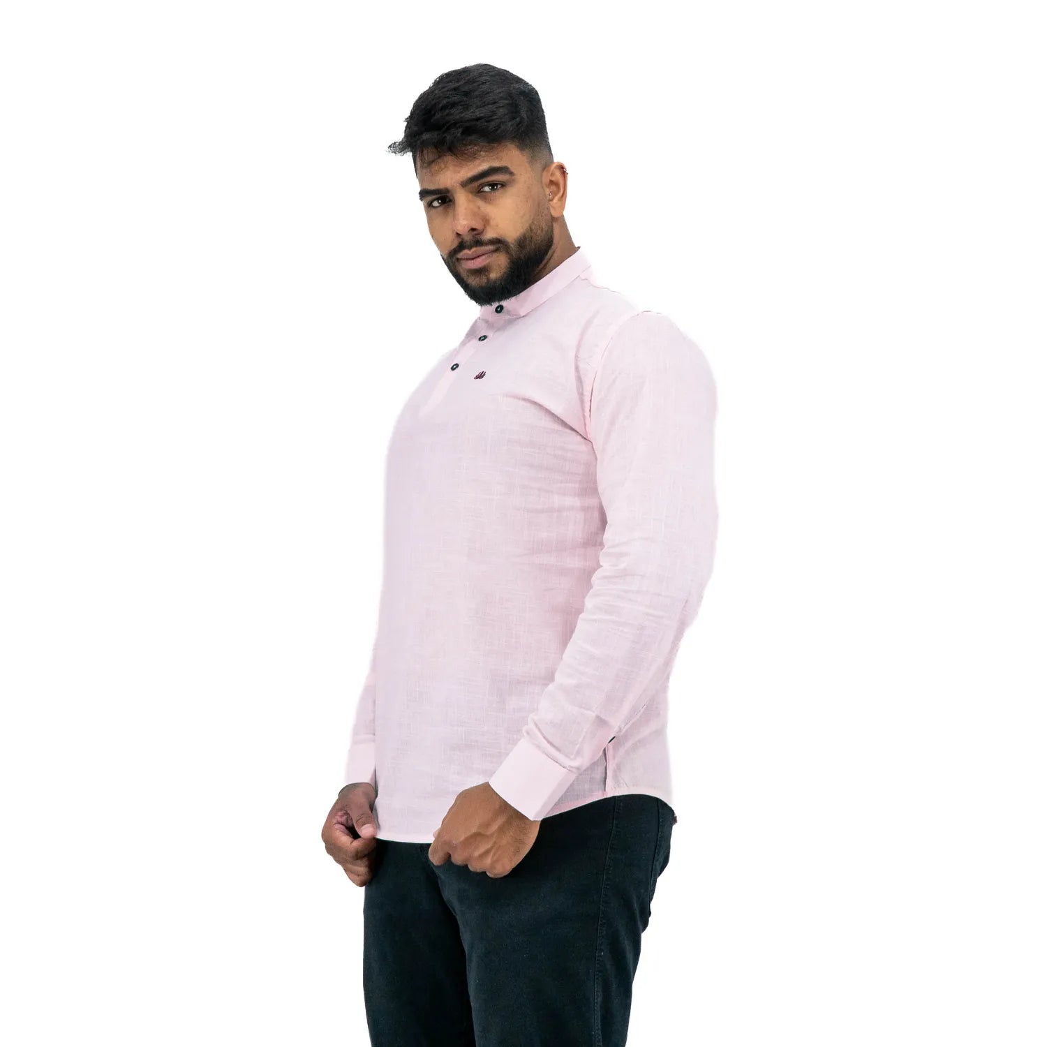 Bata masculina manga longa 100% algodão estilo linho, na cor rosa. Foto de modelo vestindo a peça social e casual da marca Absinto Men.