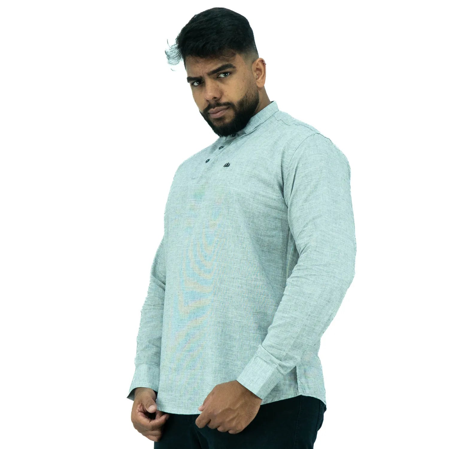 Bata masculina manga longa 100% algodão estilo linho, na cor cinza. Foto de modelo vestindo a peça social e casual da marca Absinto Men.