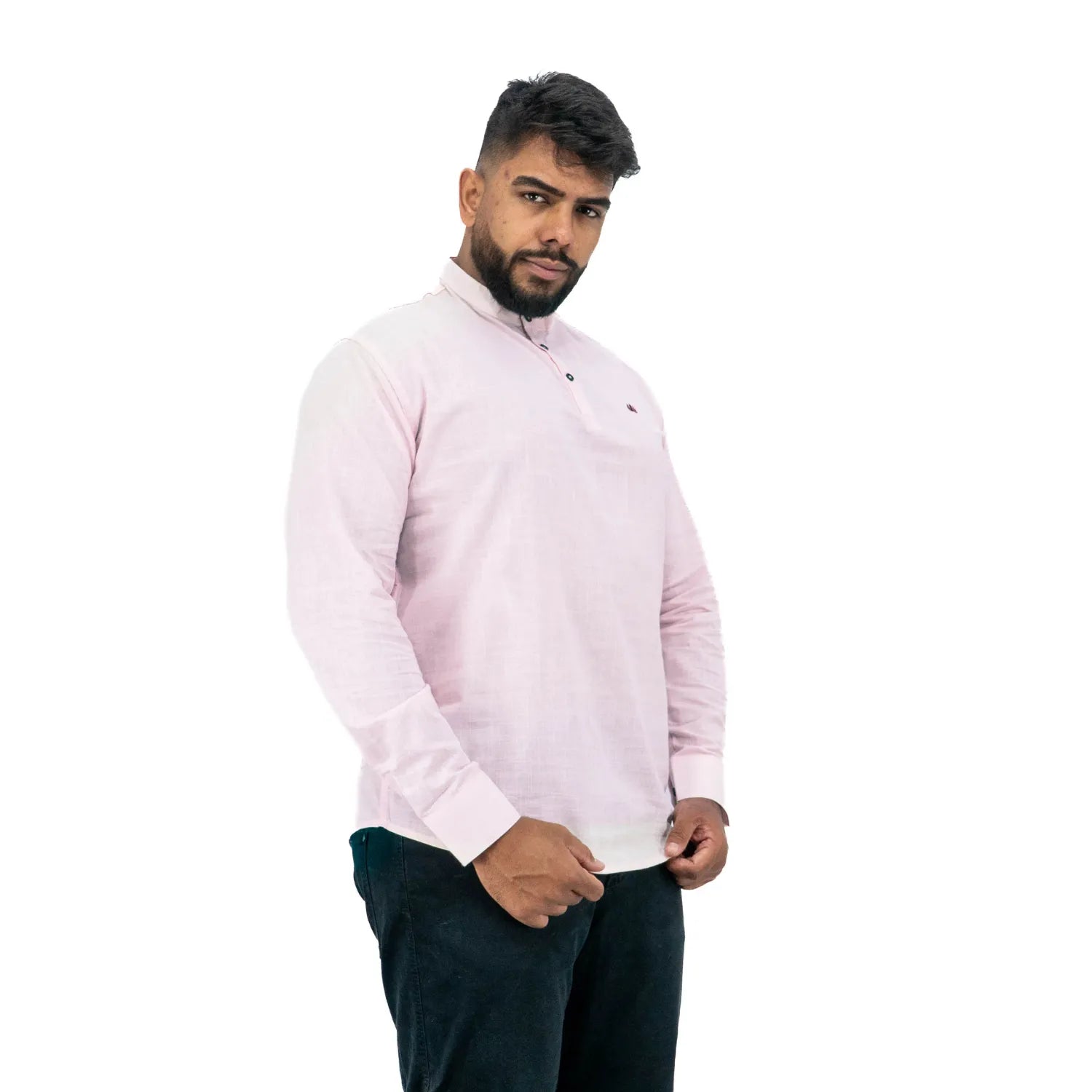Bata masculina manga longa 100% algodão estilo linho, na cor rosa. Foto de modelo vestindo a peça social e casual da marca Absinto Men.