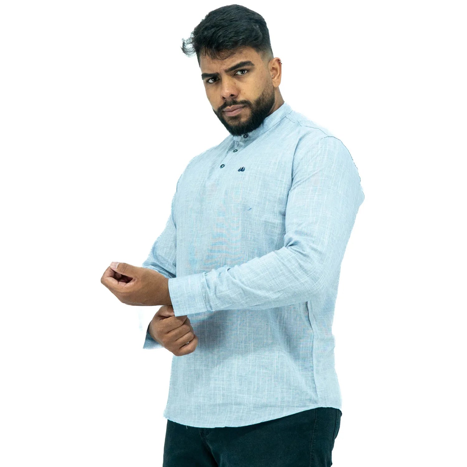 Bata masculina manga longa 100% algodão estilo linho, na cor azul. Foto de modelo vestindo a peça social e casual da marca Absinto Men.