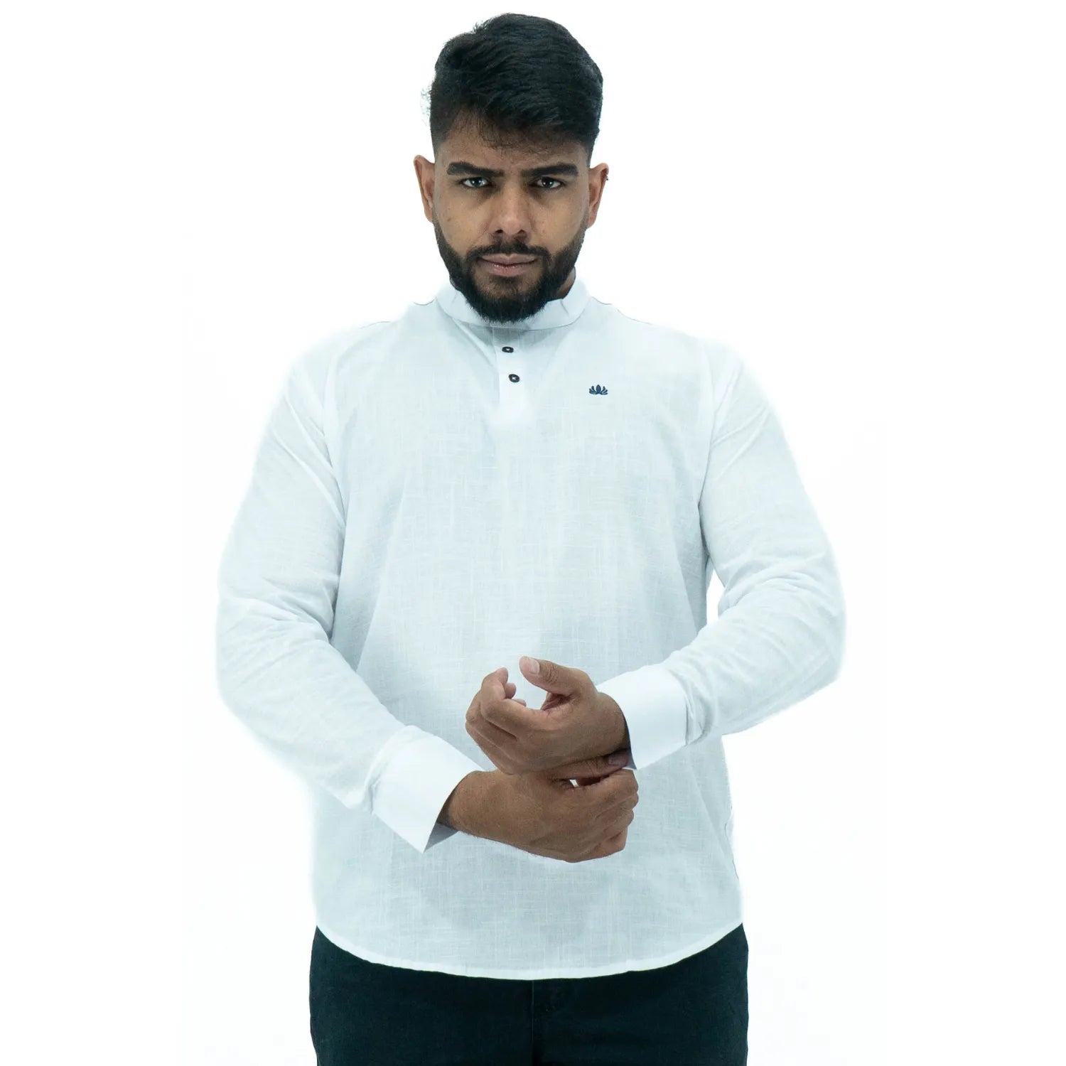 Bata masculina manga longa 100% algodão estilo linho, na cor branca. Foto de modelo vestindo a peça social e casual da marca Absinto Men.