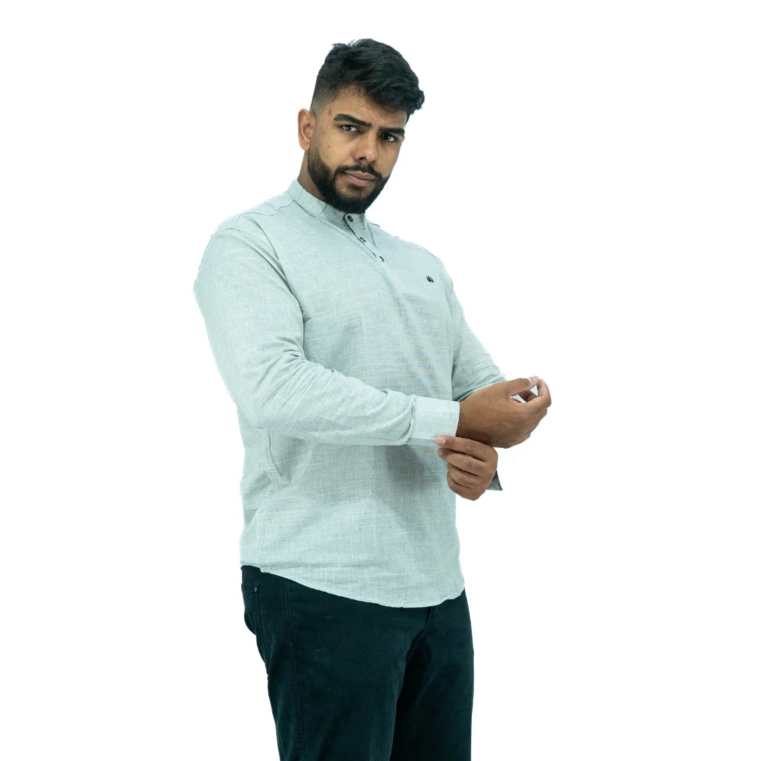 Bata masculina manga longa 100% algodão estilo linho, na cor cinza claro. Foto de modelo vestindo a peça social e casual da marca Absinto Men.