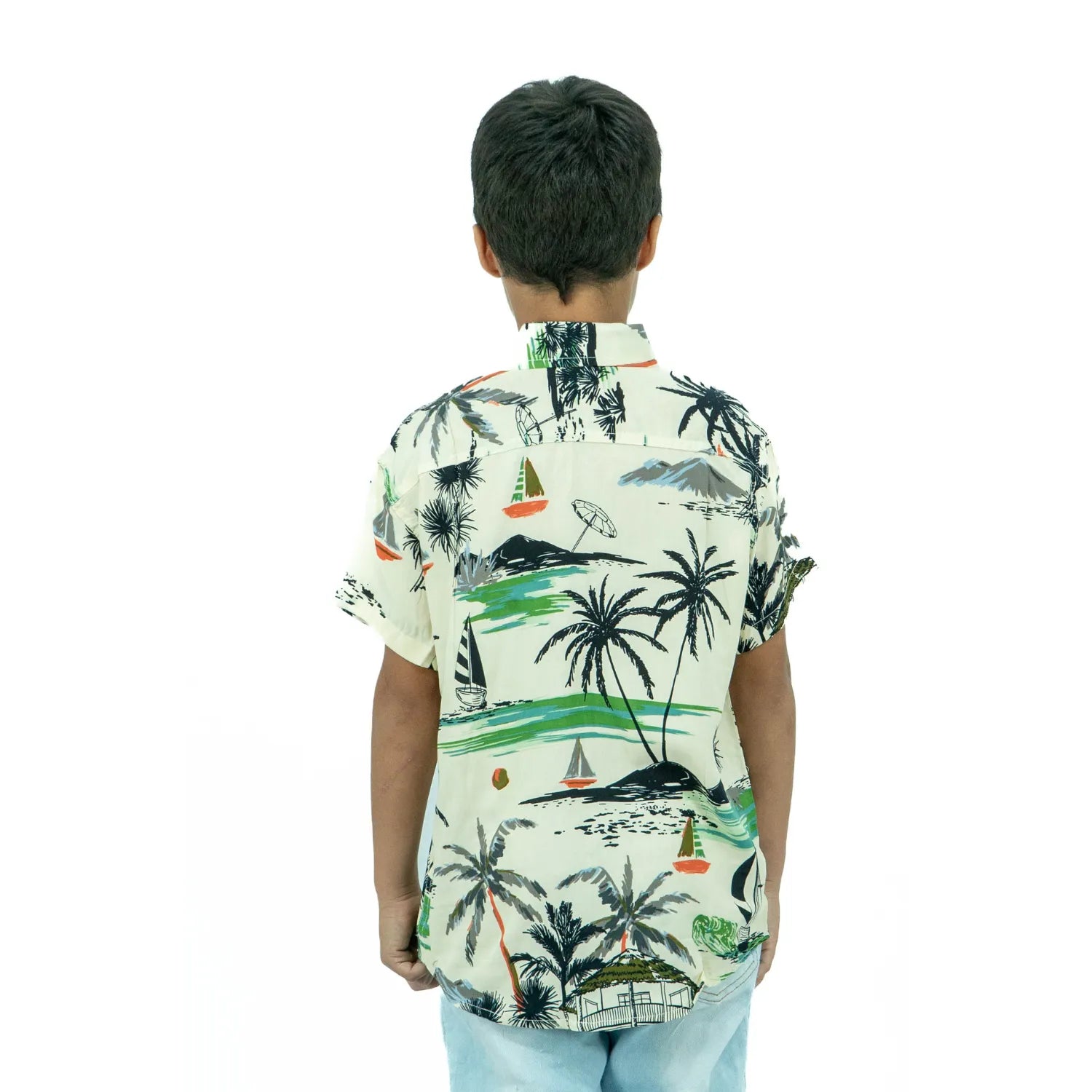 Modelo infantil de costas usando camisa social de viscose, de manga curta e com estampa de barquinho da Absinto Men na cor palha.