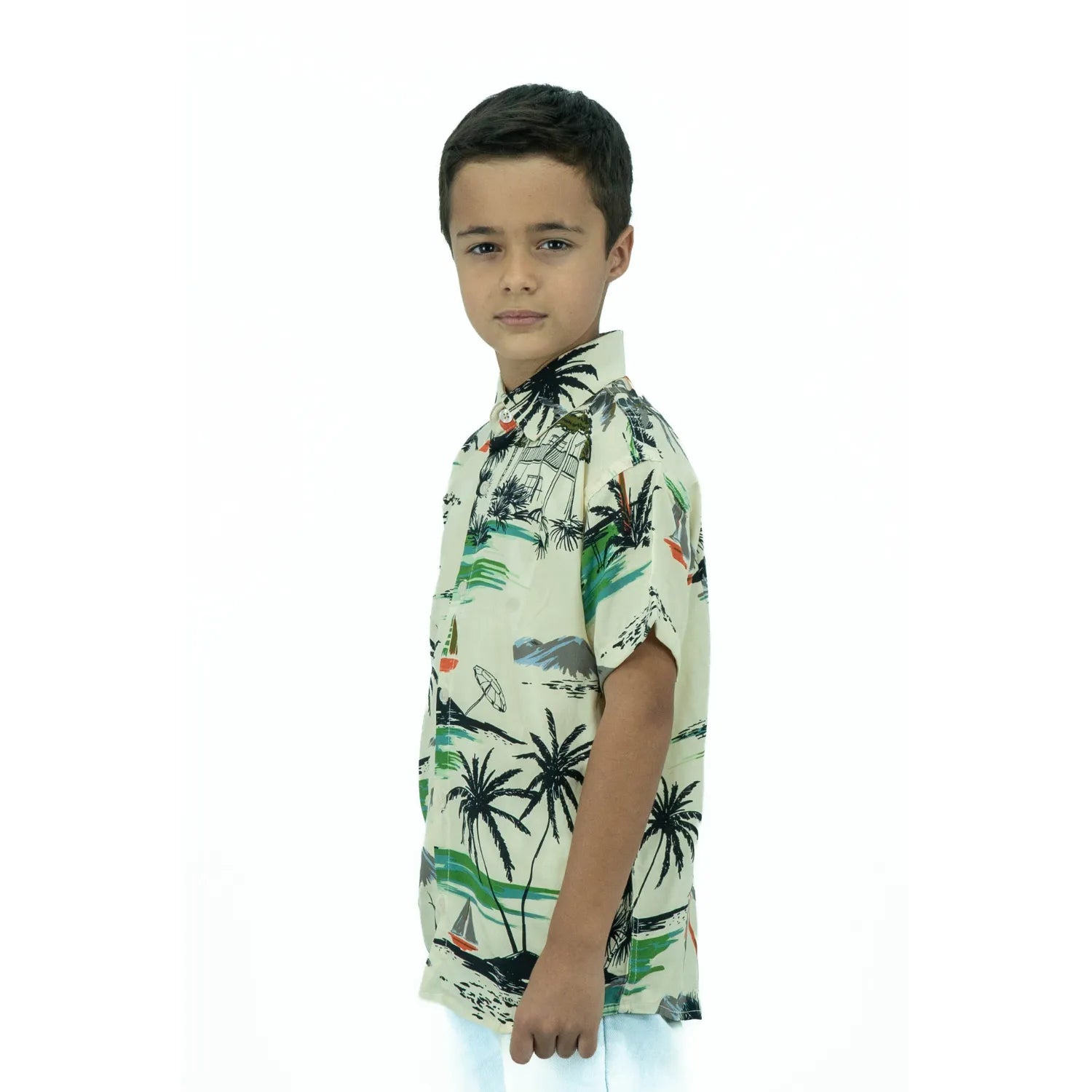 Modelo infantil usando camisa social de viscose palha, de manga curta e com estampa de barquinho da Absinto Men.