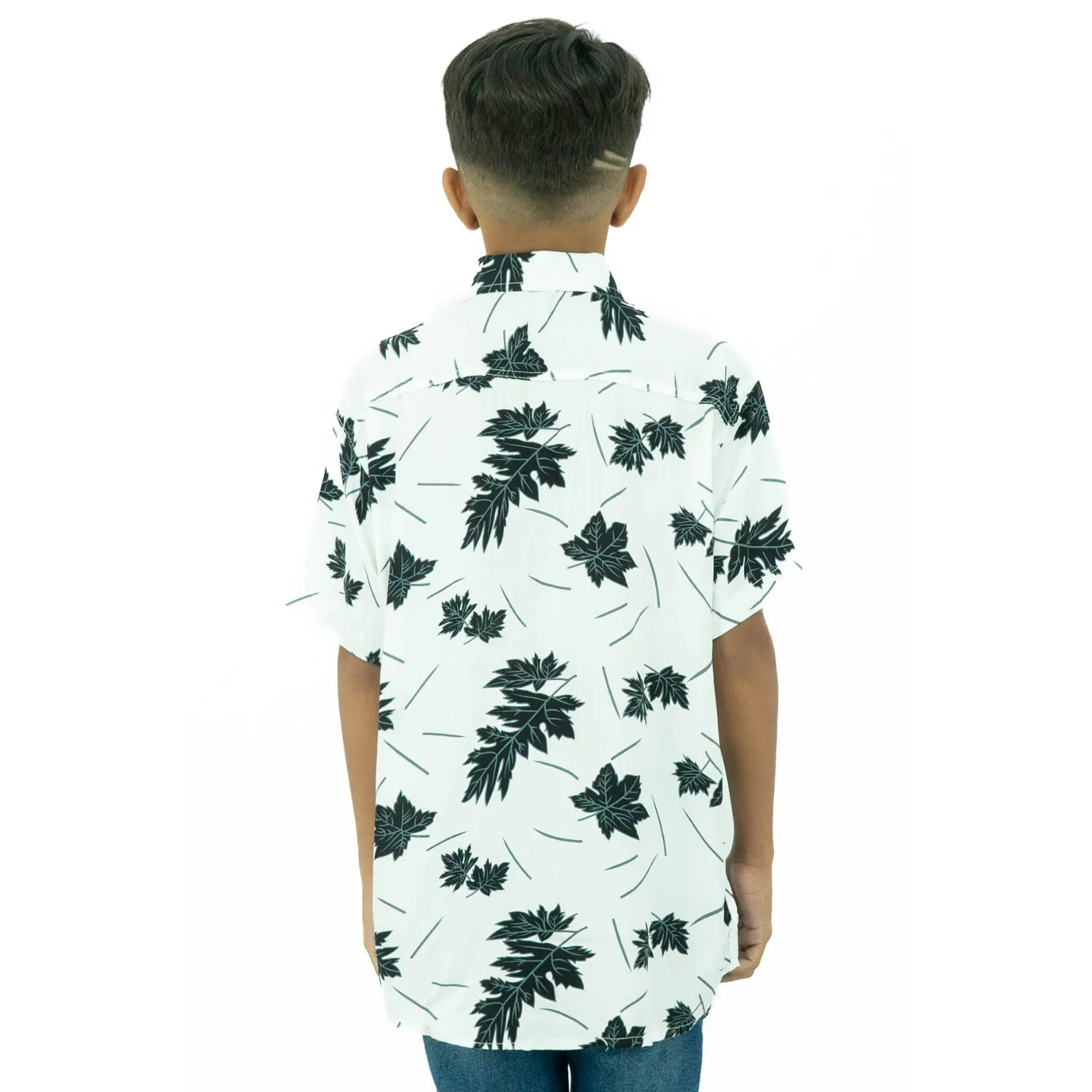 Modelo infantil de costas usando camisa social de viscose, de manga curta e com estampa de folhagem na cor branco com preto da Absinto Men.