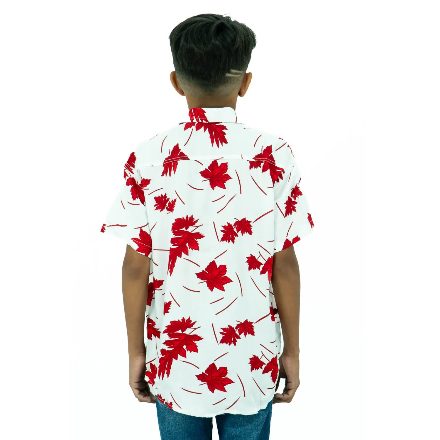 Costas da camisa social infantil masculina de viscose, de manga curta e com estampa de folhagem na cor branco com vermelho, da Absinto Men.