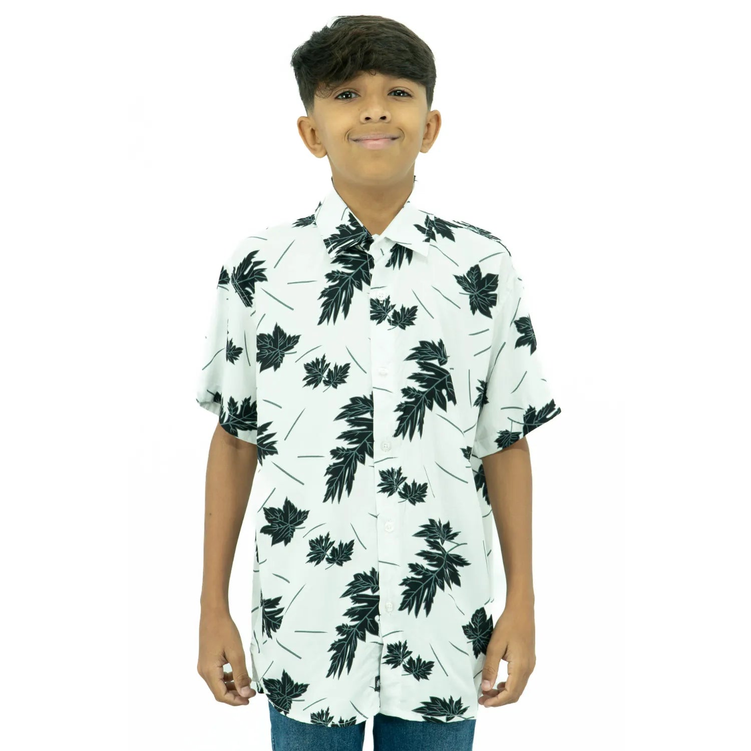 Modelo infantil usando camisa social de viscose, de manga curta e com estampa de folhagem da Absinto Men na cor branco com preto.