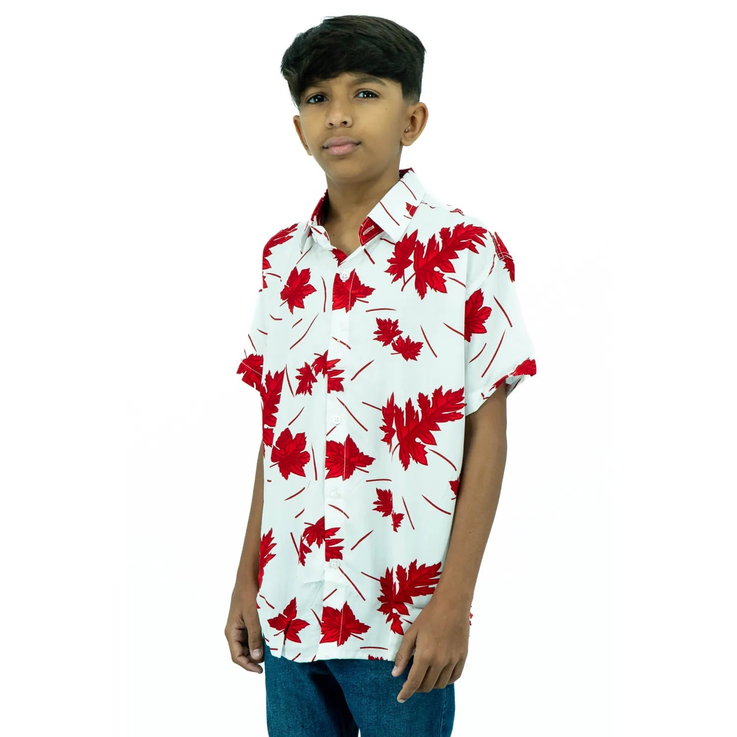 Camisa social infantil masculina de viscose, de manga curta e com estampa de folhagem, da Absinto Men na cor branco com vermelho.
