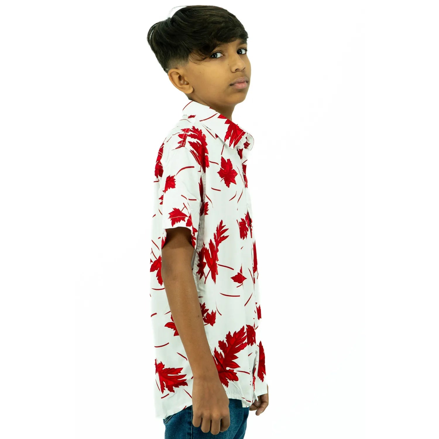 Modelo usando camisa social infantil masculina de viscose, de manga curta e com estampa de folhagem, da Absinto Men.