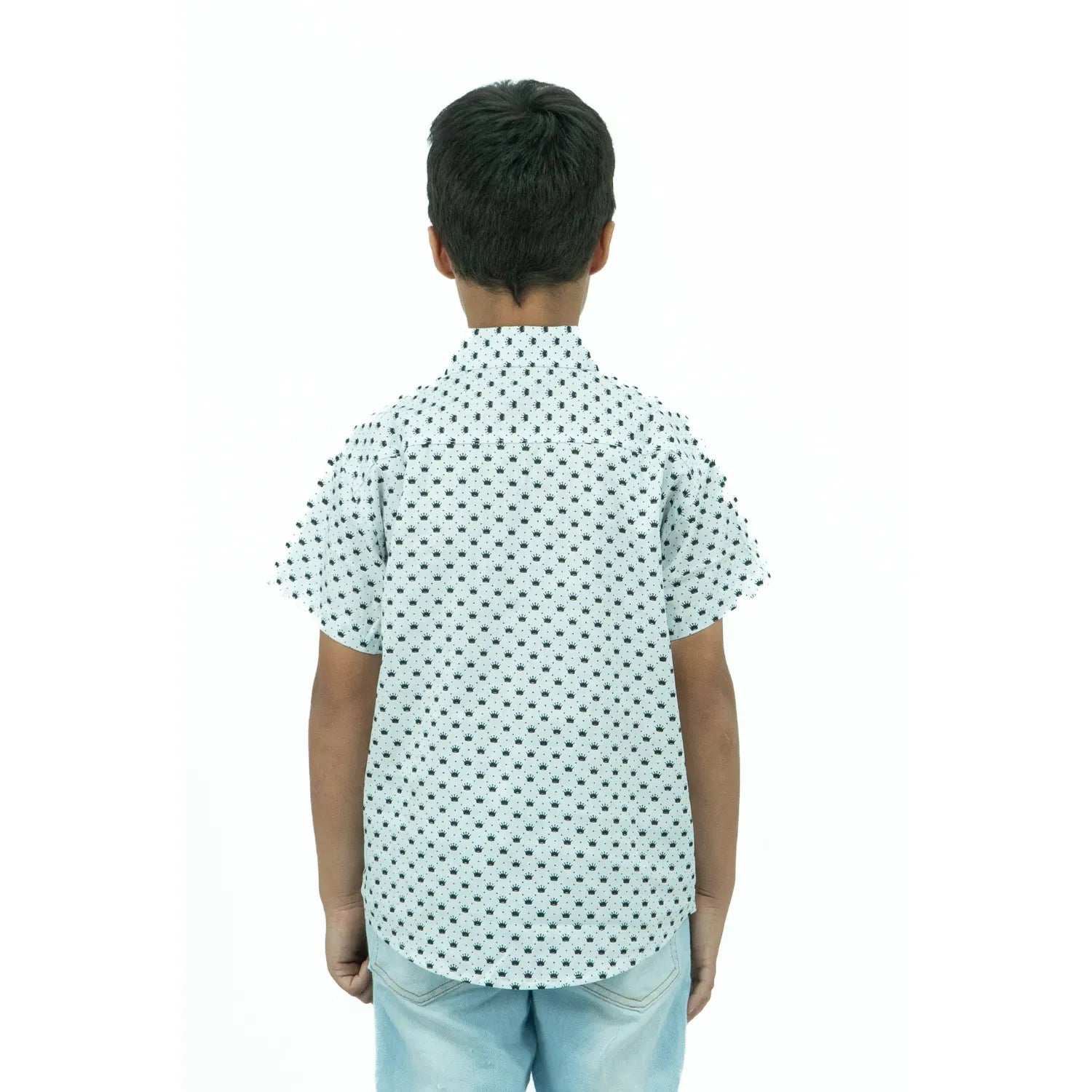 Foto das costas de camisa social infantil branca de algodão, com estampa de coroa, da marca Absinto Men.