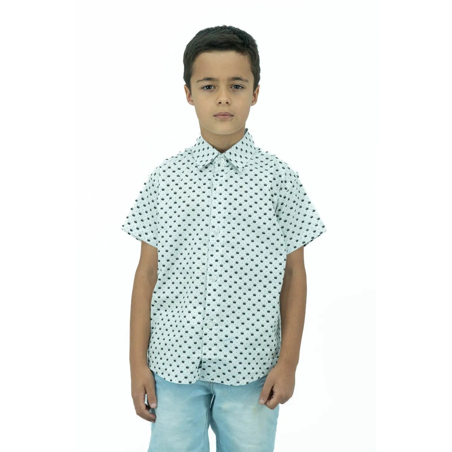 Modelo infantil usando camisa social de algodão, de manga curta e com estampa de coroa da Absinto Men na cor branca.