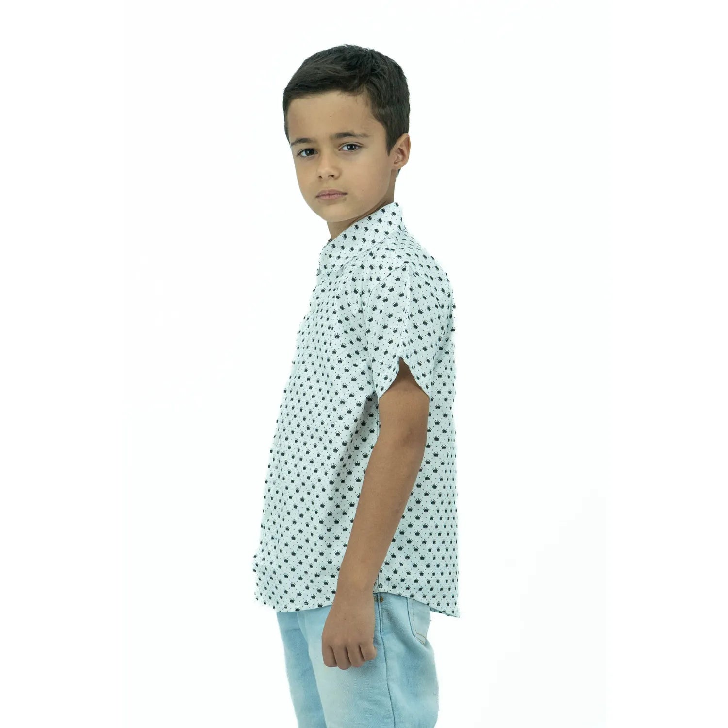 Camisa social infantil masculina de algodão, de manga curta e com estampa de coroa, da Absinto Men na cor branca.