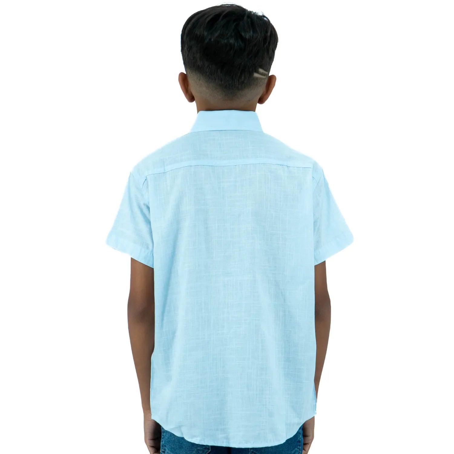 Foto das costas de camisa social infantil de algodão, na cor azul bebê, com textura que imita linho, da marca Absinto Men.