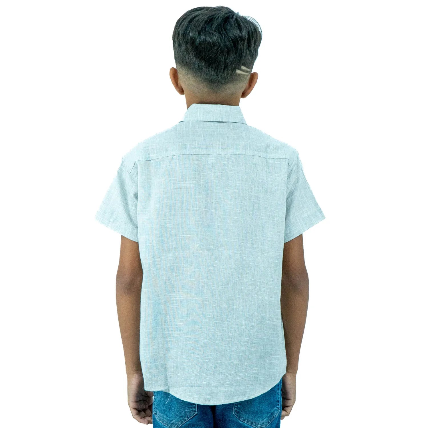 Foto das costas de camisa social infantil de algodão, na cor azul, com textura que imita linho, da marca Absinto Men.