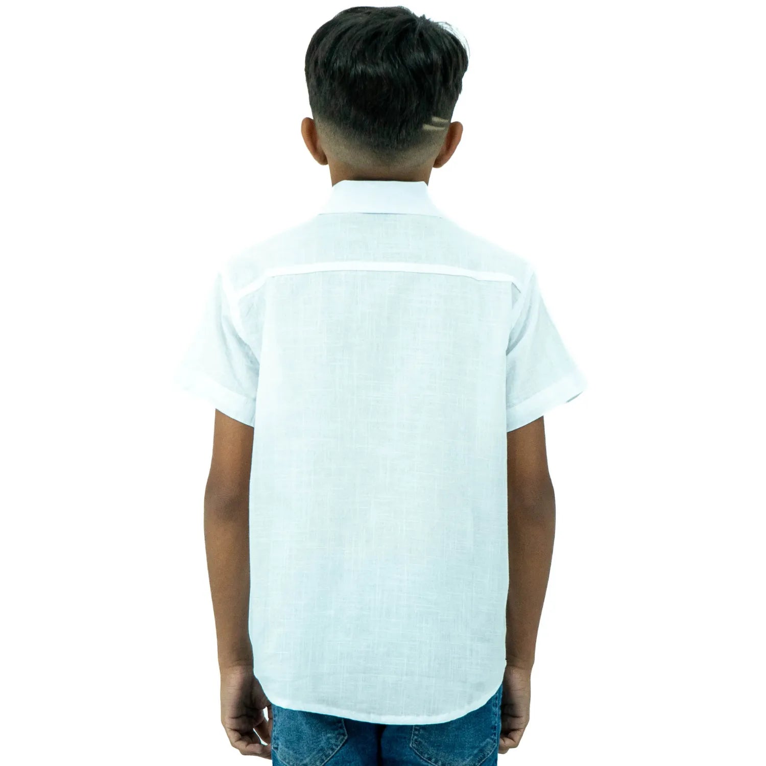 Foto das costas de camisa social infantil branca de algodão, com textura que imita linho, da marca Absinto Men.
