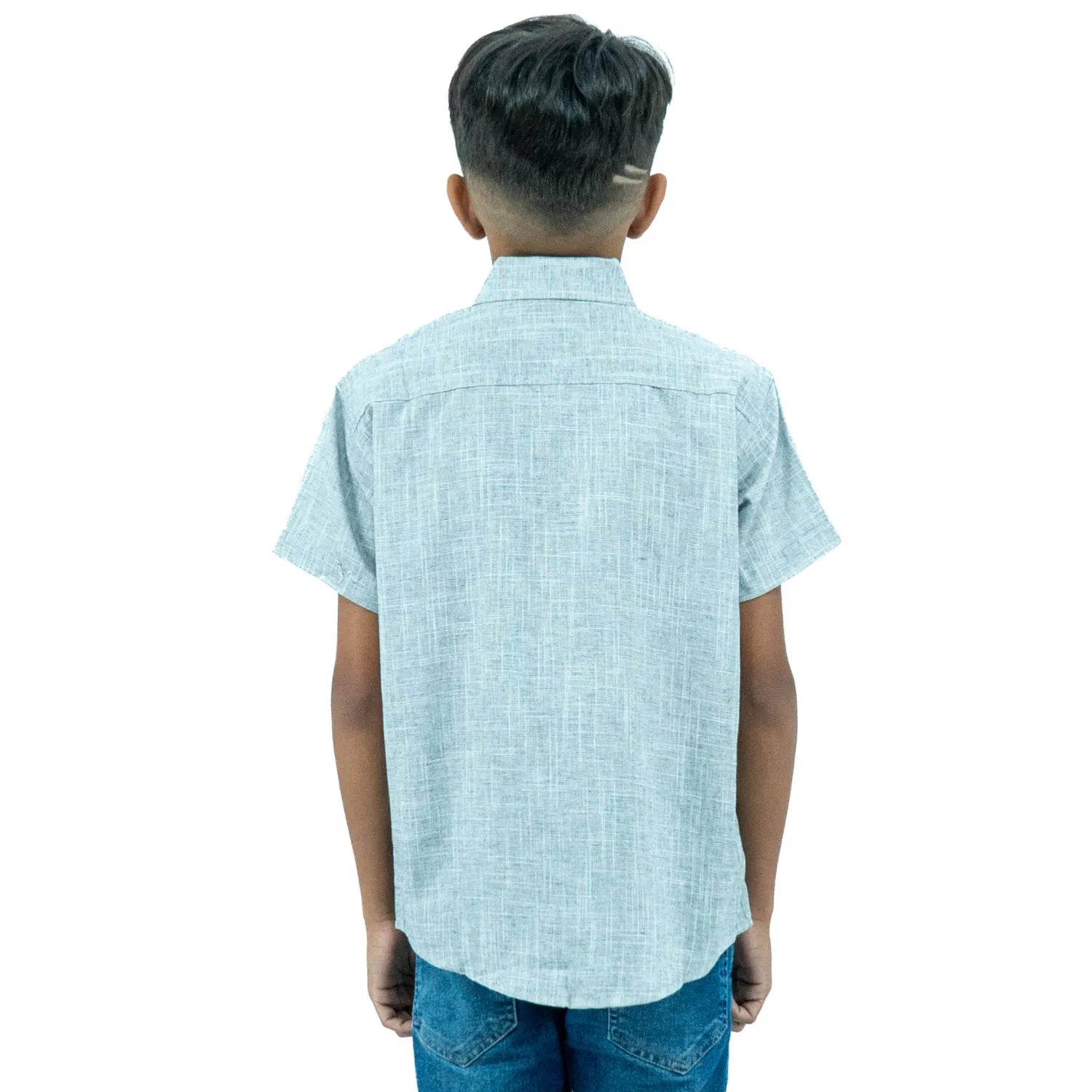 Foto das costas de camisa social infantil de algodão, na cor cinza claro, com textura que imita linho, da marca Absinto Men.