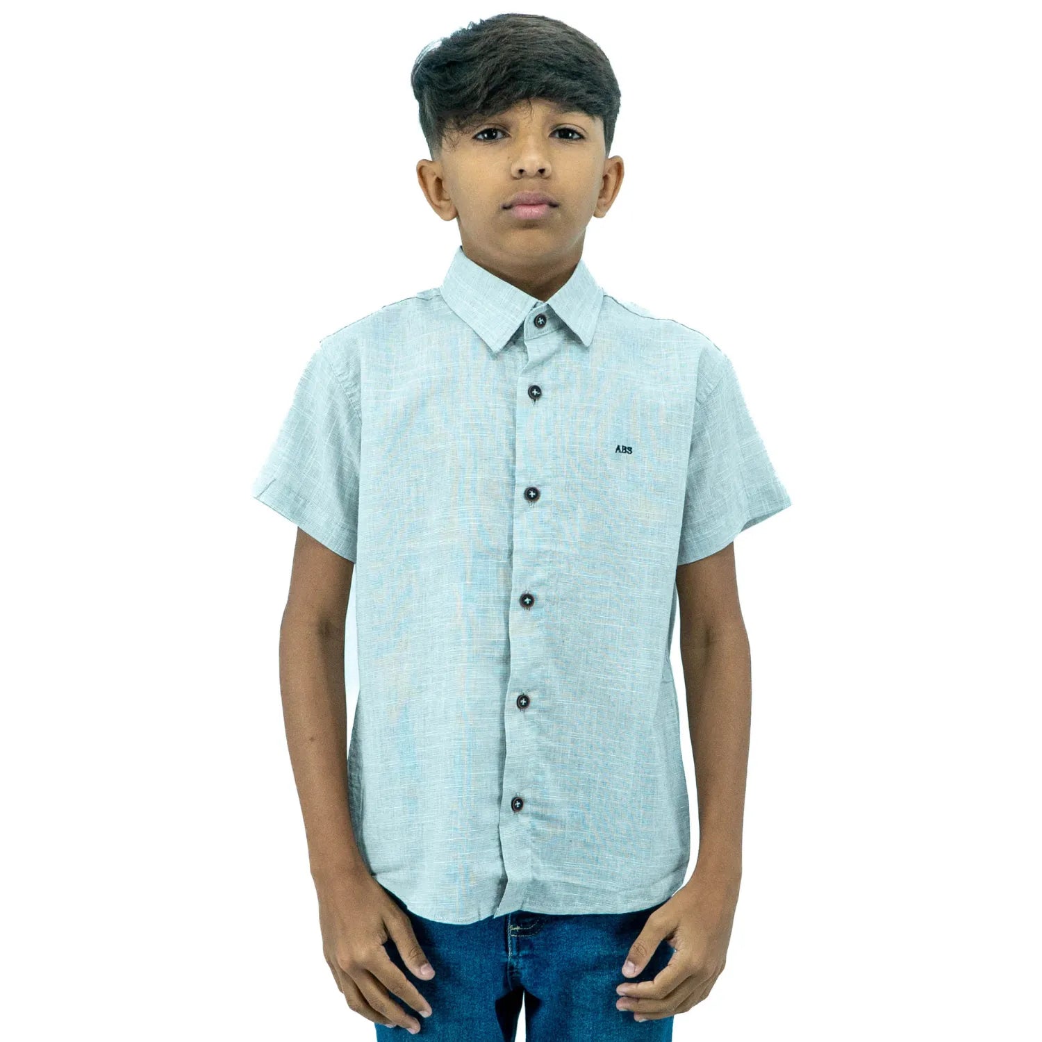 Modelo infantil usando camisa social azul de algodão, estilo linho, de manga curta da Absinto Men.