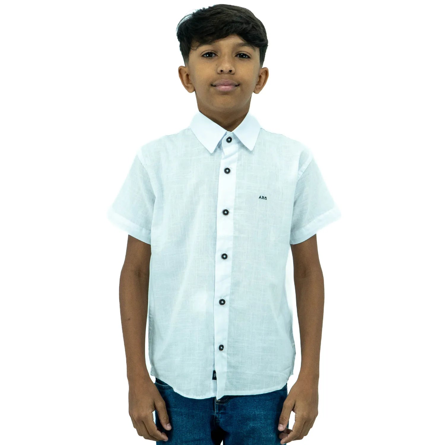 Modelo infantil usando camisa social de algodão, estilo linho, de manga curta da Absinto Men na cor branca.