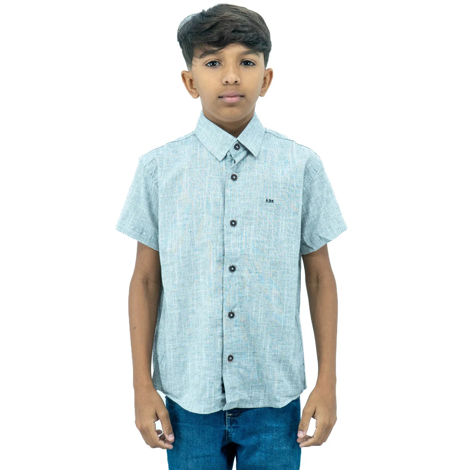 Modelo infantil usando camisa social de algodão, estilo linho, de manga curta da Absinto Men na cor cinza claro.