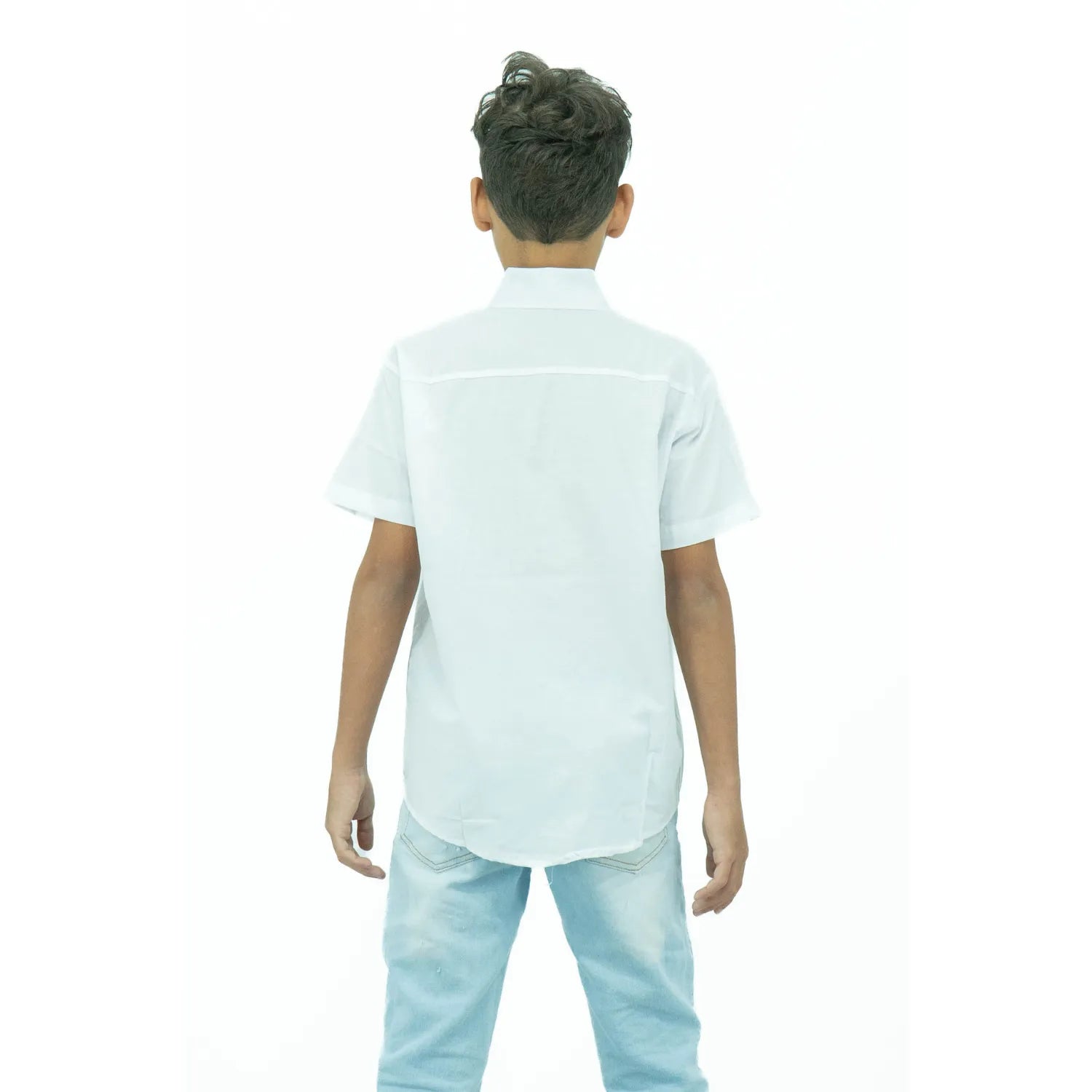 Modelo de costas usando camisa social branca infantil masculina de algodão e poliéster, de manga curta e com bordado, da Absinto Men.