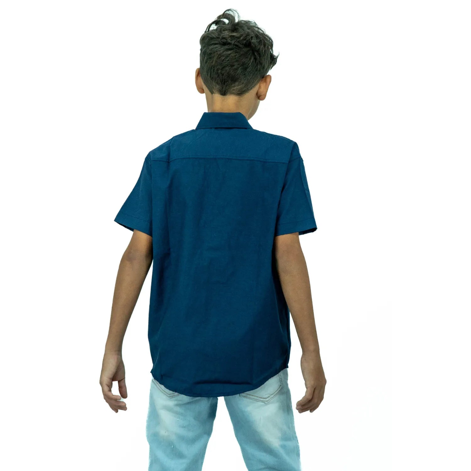 Foto das costas de camisa social infantil masculina de algodão e poliéster, de manga curta e com bordado, da Absinto Men na cor marinho.