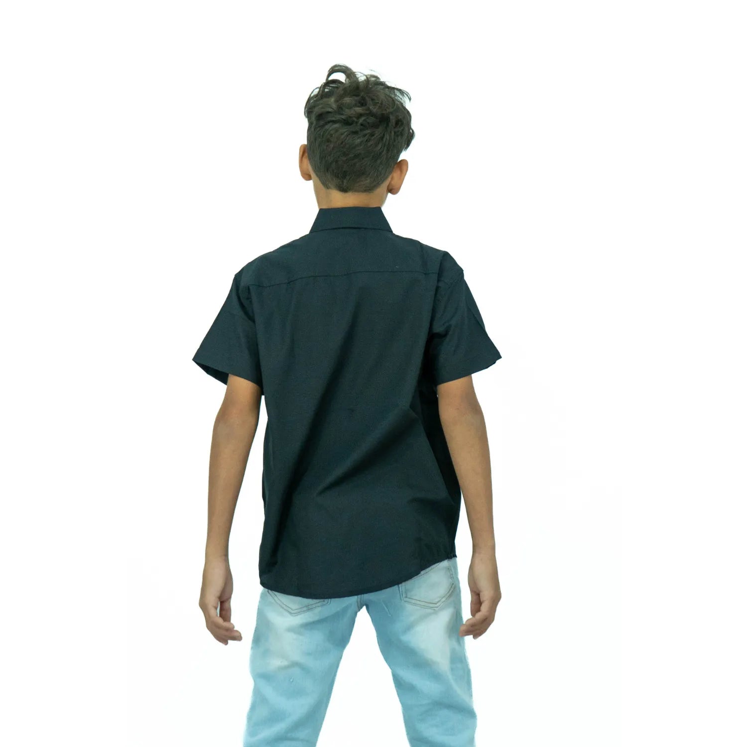 Costas da camisa social preta infantil masculina de algodão e poliéster, de manga curta e com bordado, da Absinto Men.