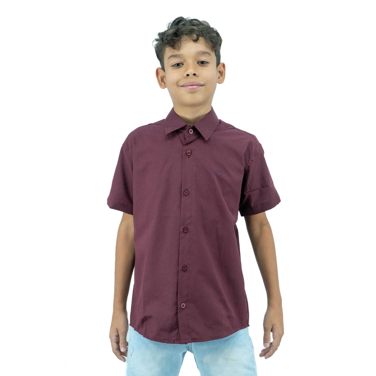 Modelo infantil usando camisa social de algodão e poliéster, de manga curta e com bordado da Absinto Men na cor bordô.