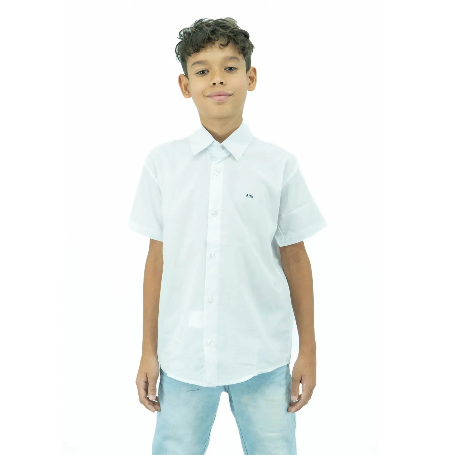 Modelo infantil usando camisa social de algodão e poliéster, branca de manga curta e com bordado da Absinto Men.