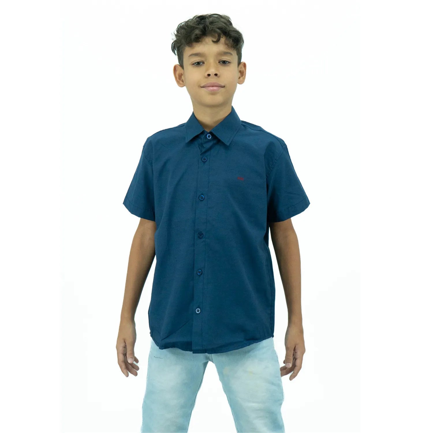 Modelo infantil usando camisa social de algodão e poliéster, de manga curta, marinho e com bordado da Absinto Men.