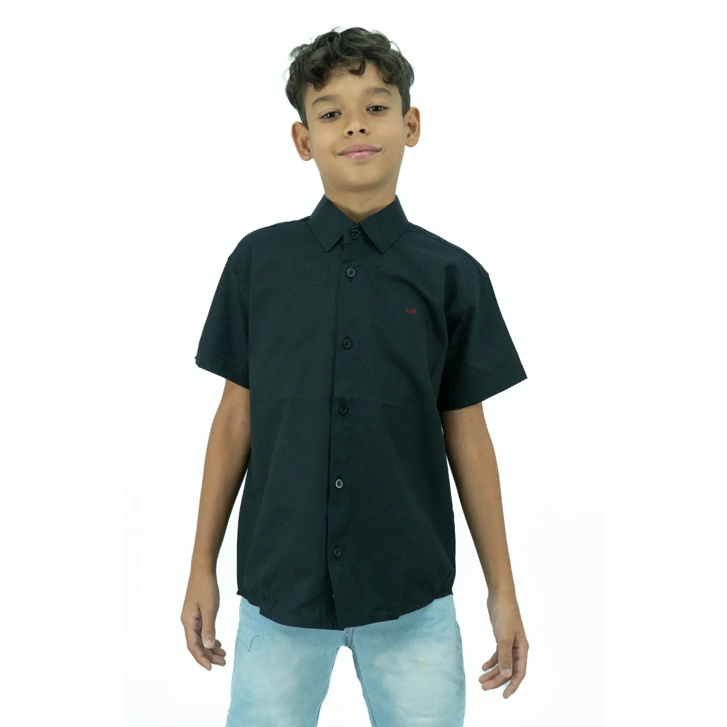 Modelo infantil usando camisa social preta de algodão e poliéster, de manga curta e com bordado da Absinto Men.