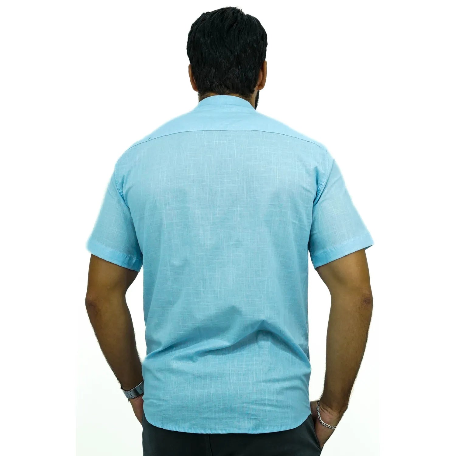Camisa masculina gola padre manga curta 100% algodão estilo linho, na cor azul bebê . Foto de modelo vestindo a camisa casual da marca Absinto Men.