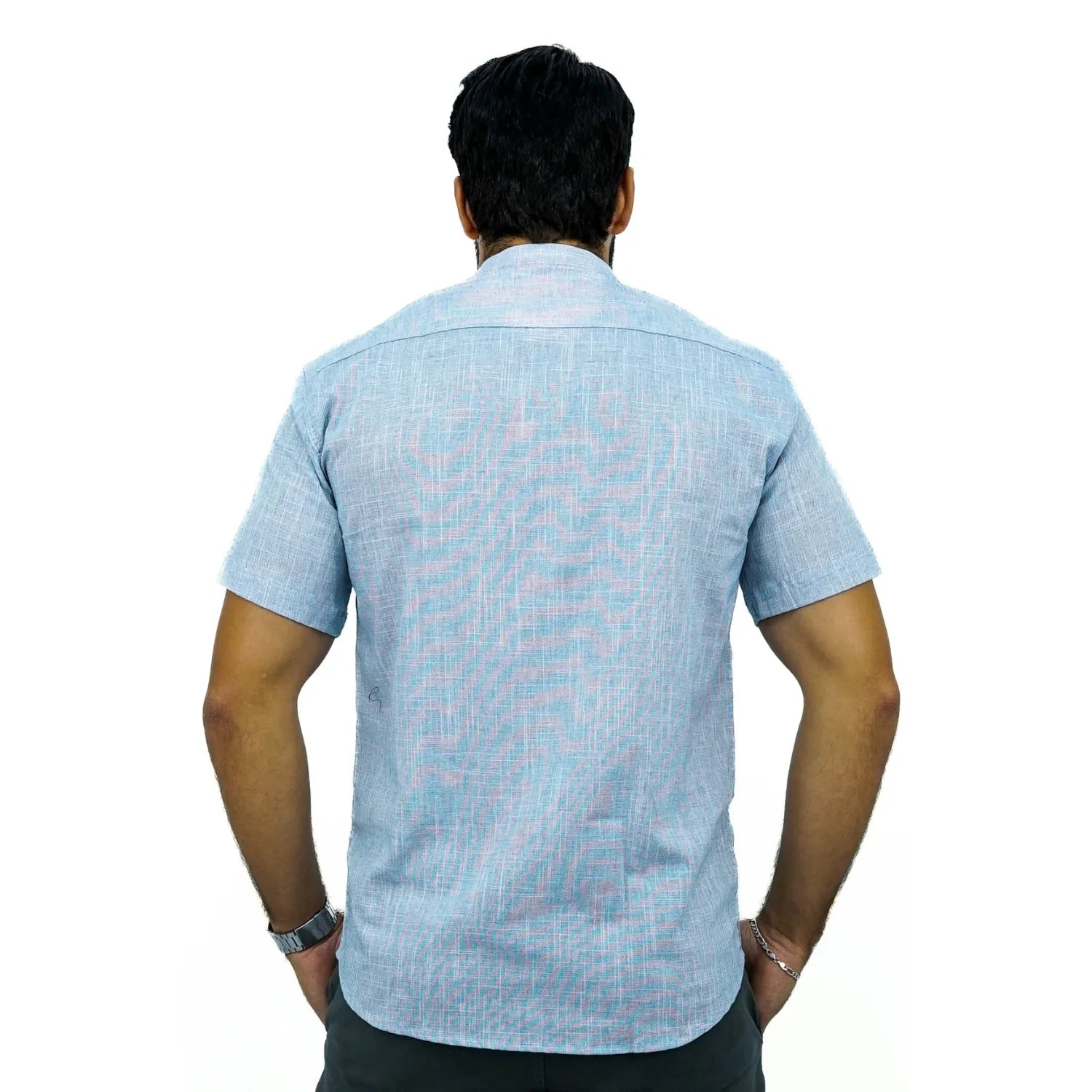Camisa masculina gola padre manga curta 100% algodão estilo linho, na cor azul . Foto de modelo vestindo a camisa casual da marca Absinto Men.