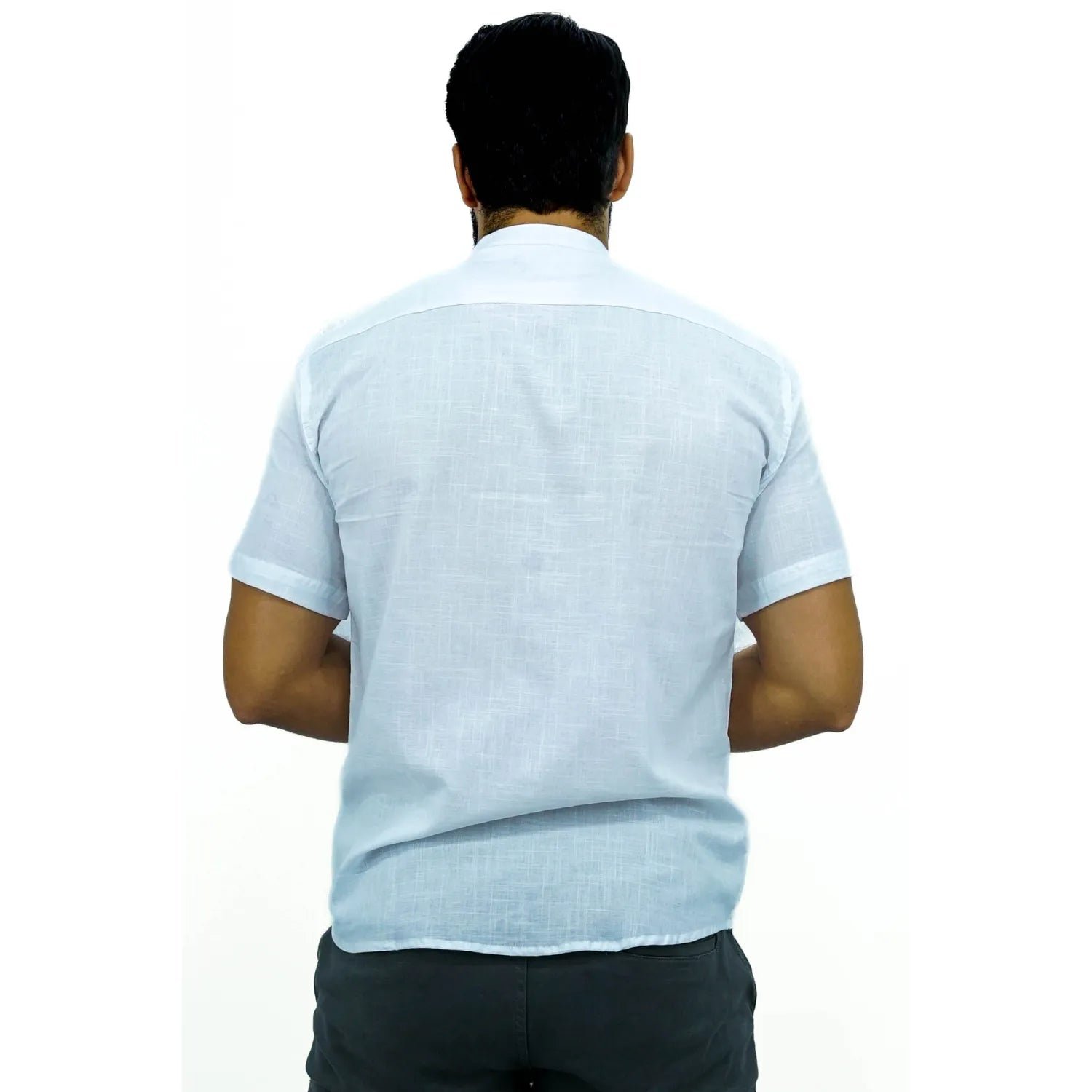 Camisa masculina gola padre manga curta 100% algodão estilo linho, na cor branca. Foto de modelo vestindo a camisa casual da marca Absinto Men.