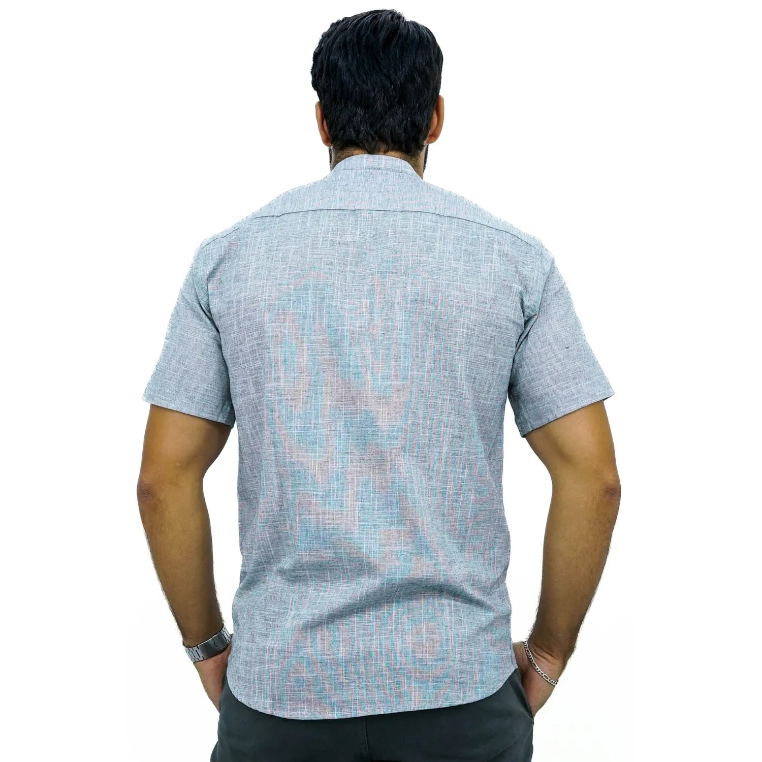 Camisa masculina gola padre manga curta 100% algodão estilo linho, na cor cinza claro. Foto de modelo vestindo a camisa casual da marca Absinto Men.