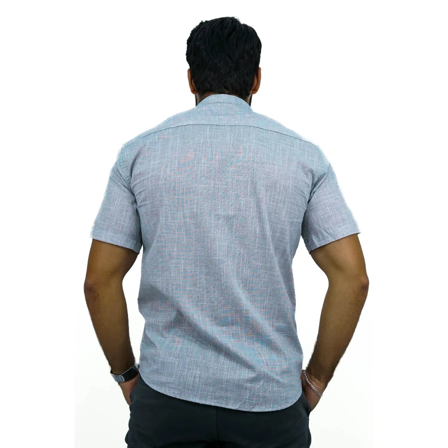 Camisa masculina gola padre manga curta 100% algodão estilo linho, na cor cinza. Foto de modelo vestindo a camisa casual da marca Absinto Men.
