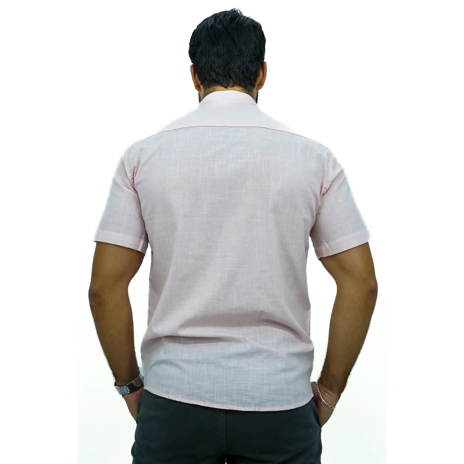 Camisa masculina gola padre manga curta 100% algodão estilo linho, na cor rosa. Foto de modelo vestindo a camisa casual da marca Absinto Men.